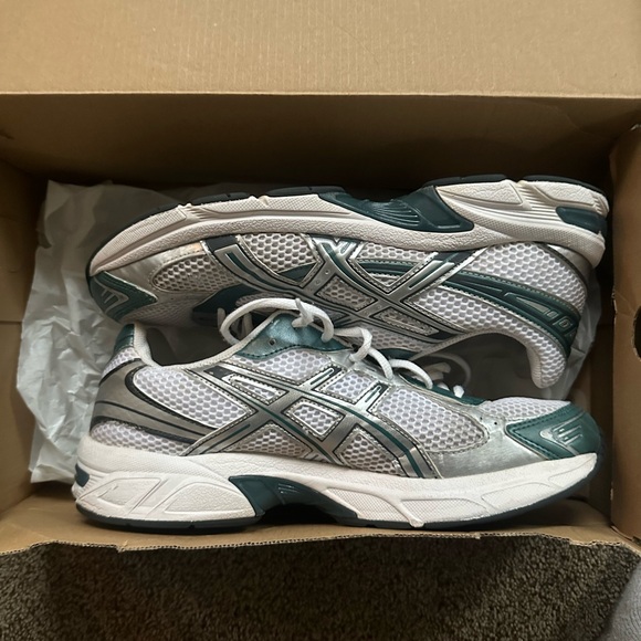 ASICS white dark Neptune gel 1130 size 10 worn a couple times clean - Picture 2 of 6